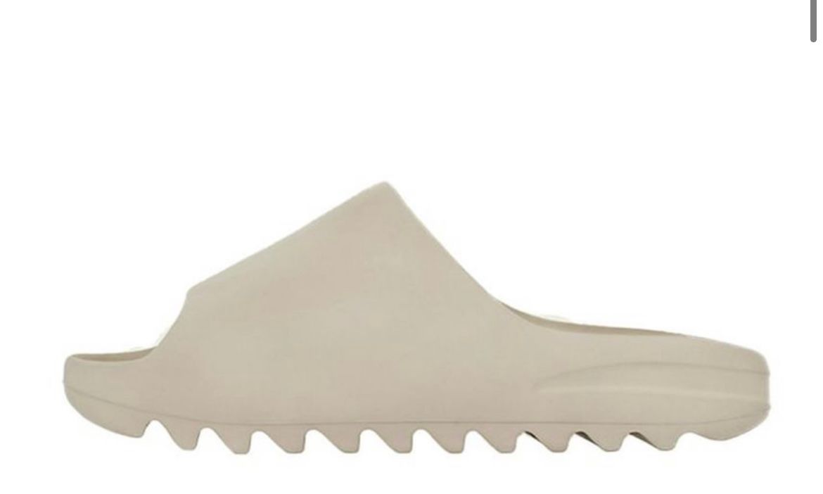 Yeezyのスリッパのサイズ感どうですか？？？？
買うとき気をつけることが有れ