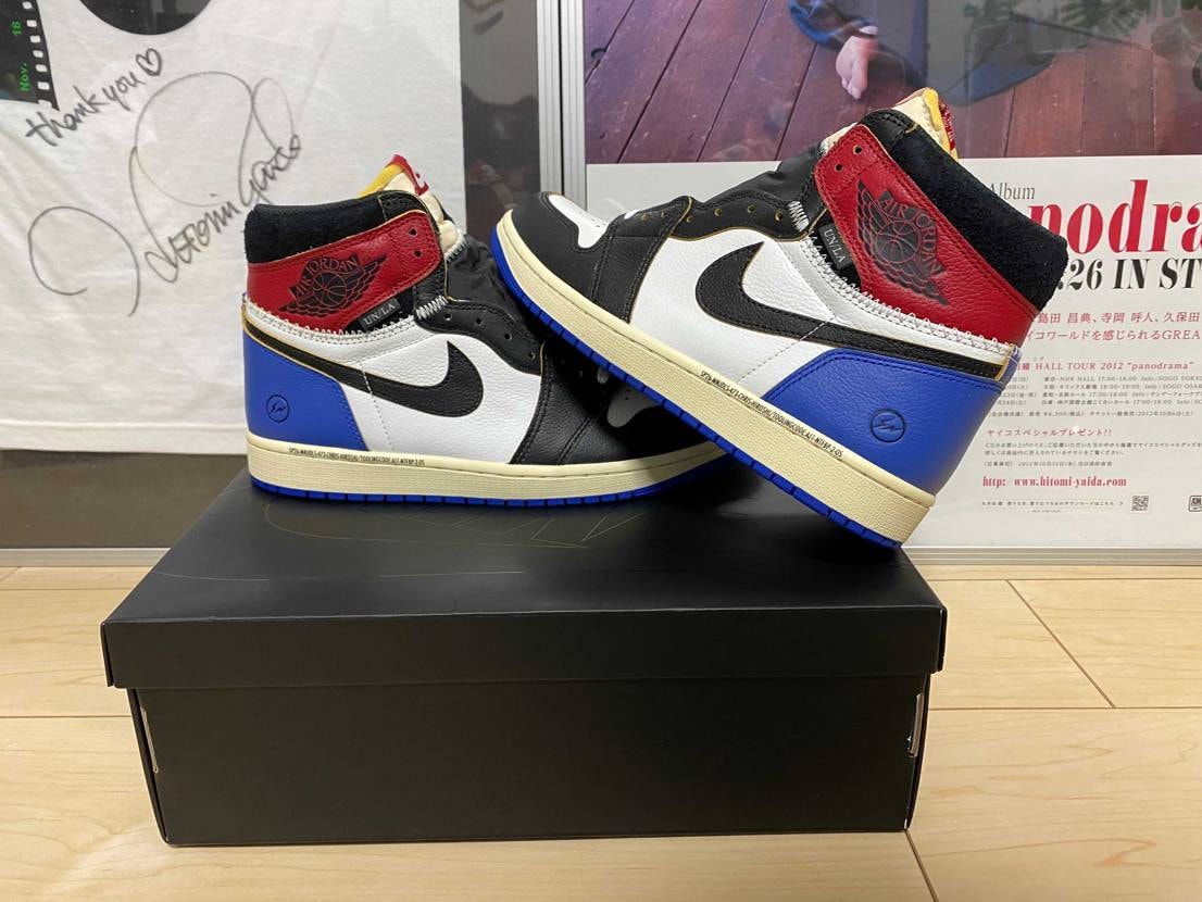 SNKRSから届きました…😊

思ったよりも赤の色が暗い赤でしたがカラーバラ