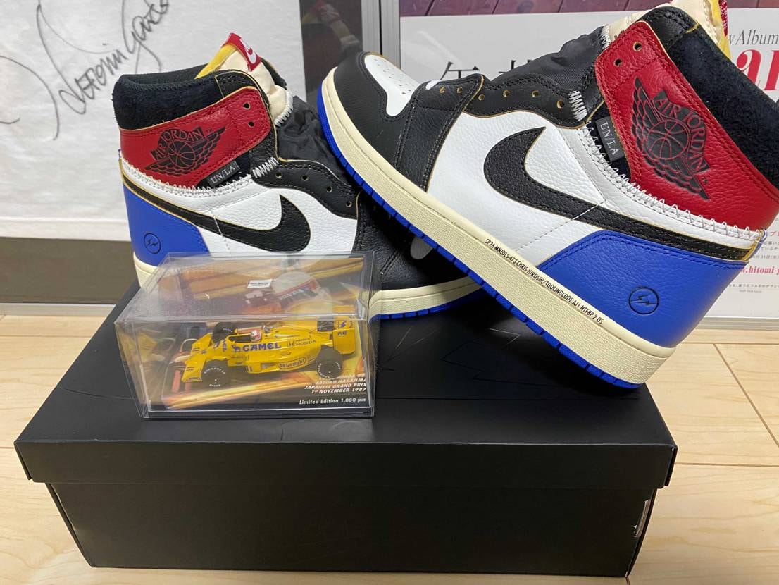 SNKRSから届きました…😊

思ったよりも赤の色が暗い