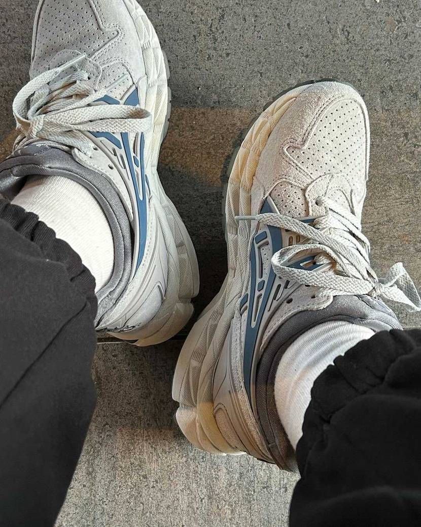 失礼します。
こちらの写真のアシックスのシューズの名前とモデルが分かる方いらっ