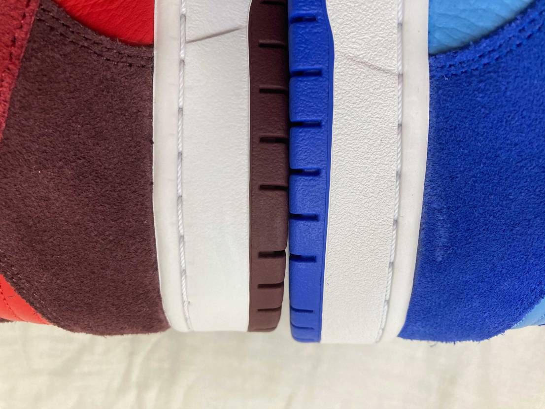 チェリーの方がソールに凹凸感がないのですがこれはフェイクでしょうか？