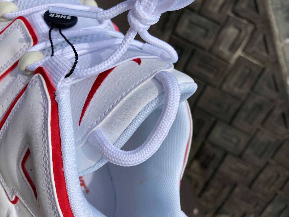 今日スニーカーダンクから届いた新品、未使用のスニーカーに血のような汚れがあった！