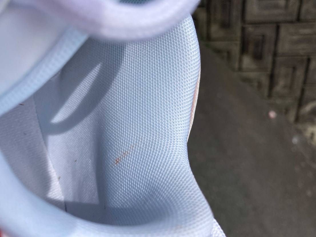 今日スニーカーダンクから届いた新品、未使用のスニーカーに血の