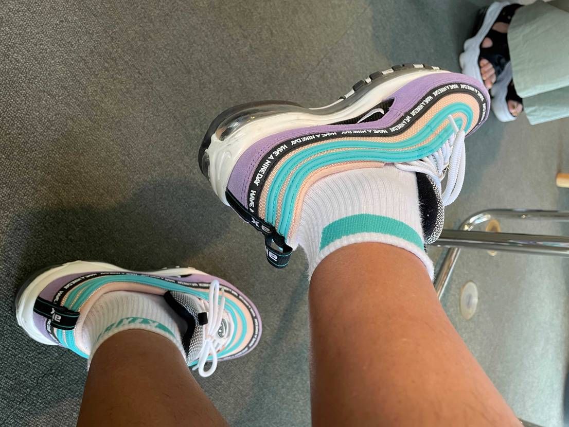 海外限定エアマックス97だから履いてる人をまず見ない。
プ