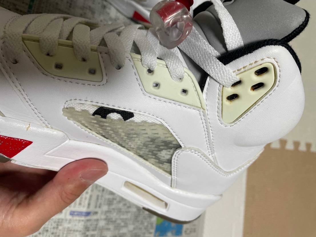 久しぶりにsupreme JORDAN5履いたらメッシュのプラパーツが両足内外側