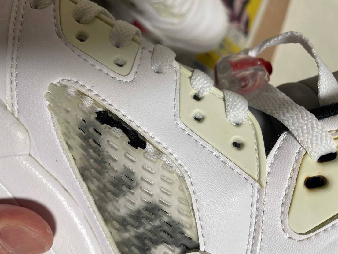 久しぶりにsupreme JORDAN5履いたらメッシュのプ