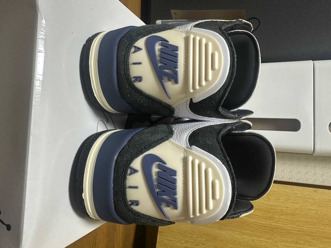 届いたー!
青色の色合いはaj1のブルームーンみたいな感じですかね!?
大人