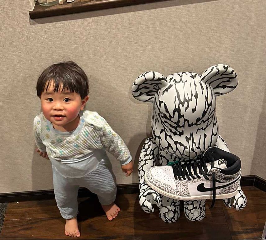 息子とベアブリックとセメントコラボ〜😂アリ?笑 身長的に俺はアリw 遊び心