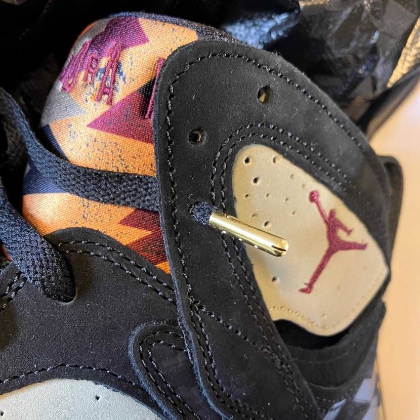 このAJ7購入された方に質問です。
・シューレース、ぬけますか?
・抜いた方