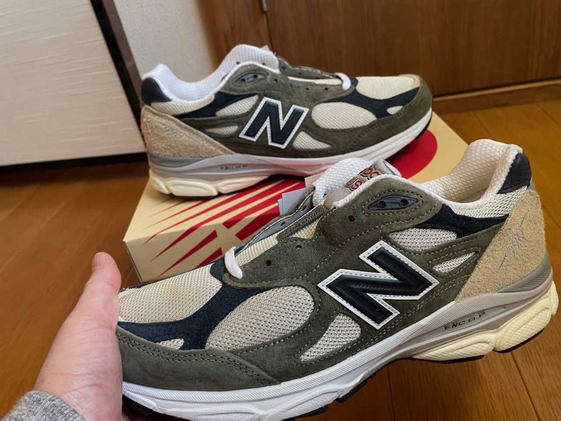 カラーがオリーブベージュでかなり良い✨
Nロゴがネイビーなところも良きで渋みが