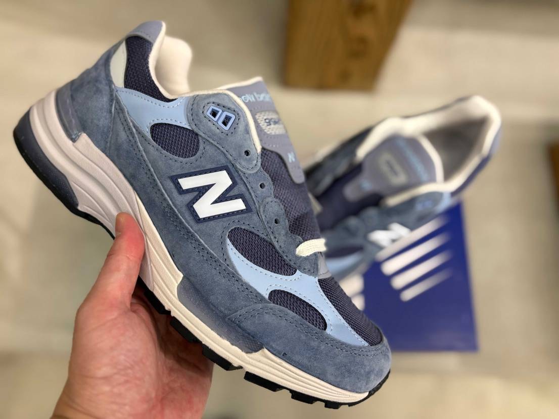 アッパーのブルーグラデーションは、
浅瀬から深海みたいな海のカラーのようで美麗