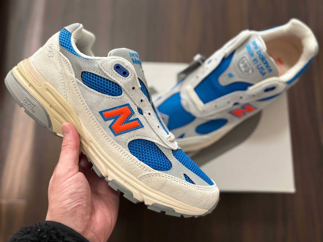 グレーマターはカラーウェイはKITHらしく
真っ白ではない