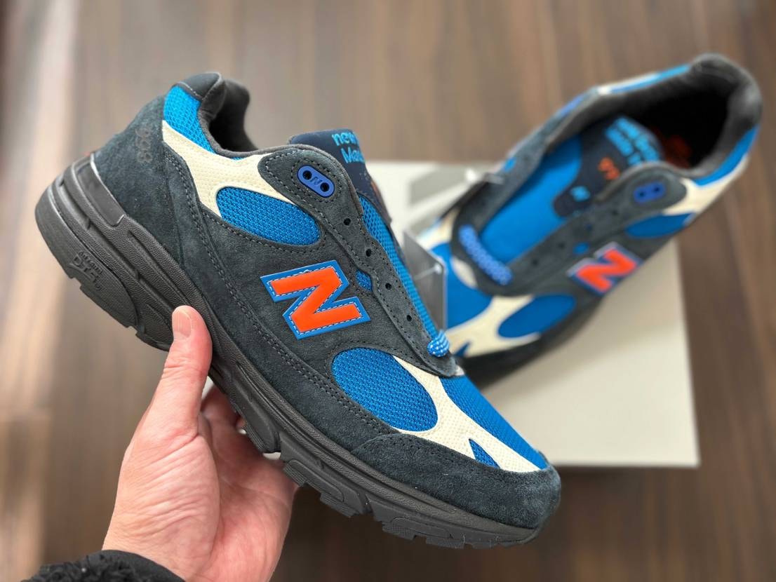 グレーマターはカラーウェイはKITHらしく
真っ白ではない