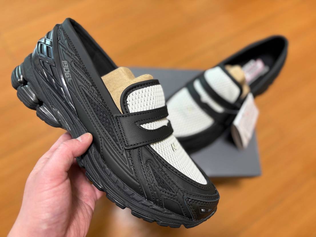 ブラックを基調にホワイトのメッシュが映えるカラー👺
素材はマットなレザーに通気