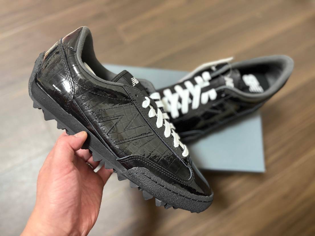 ブラックのクロコ型押し×エナメル調の艶👺
光の当たり方で表