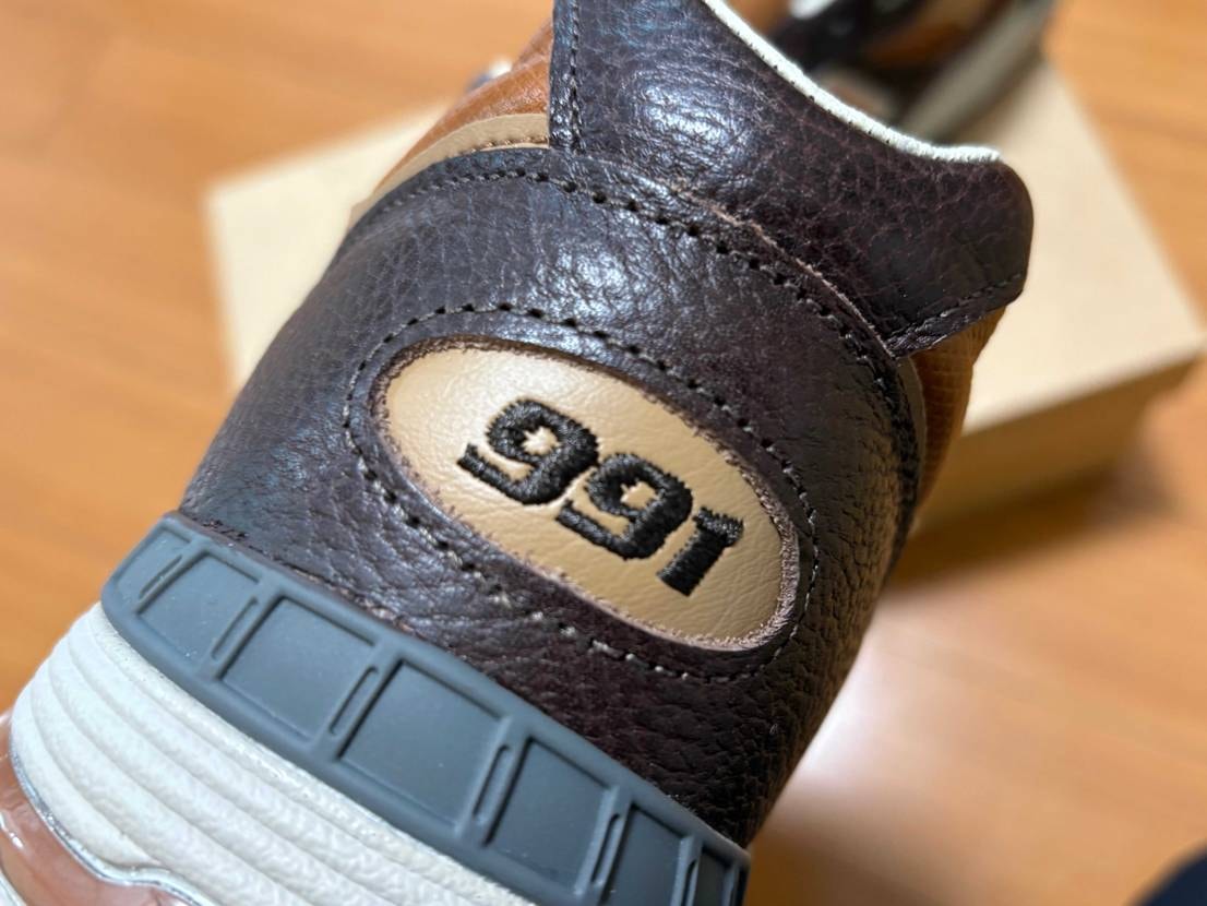 自然な艶と細かなシボ感が際立って、イタリアンレザーらしい上品