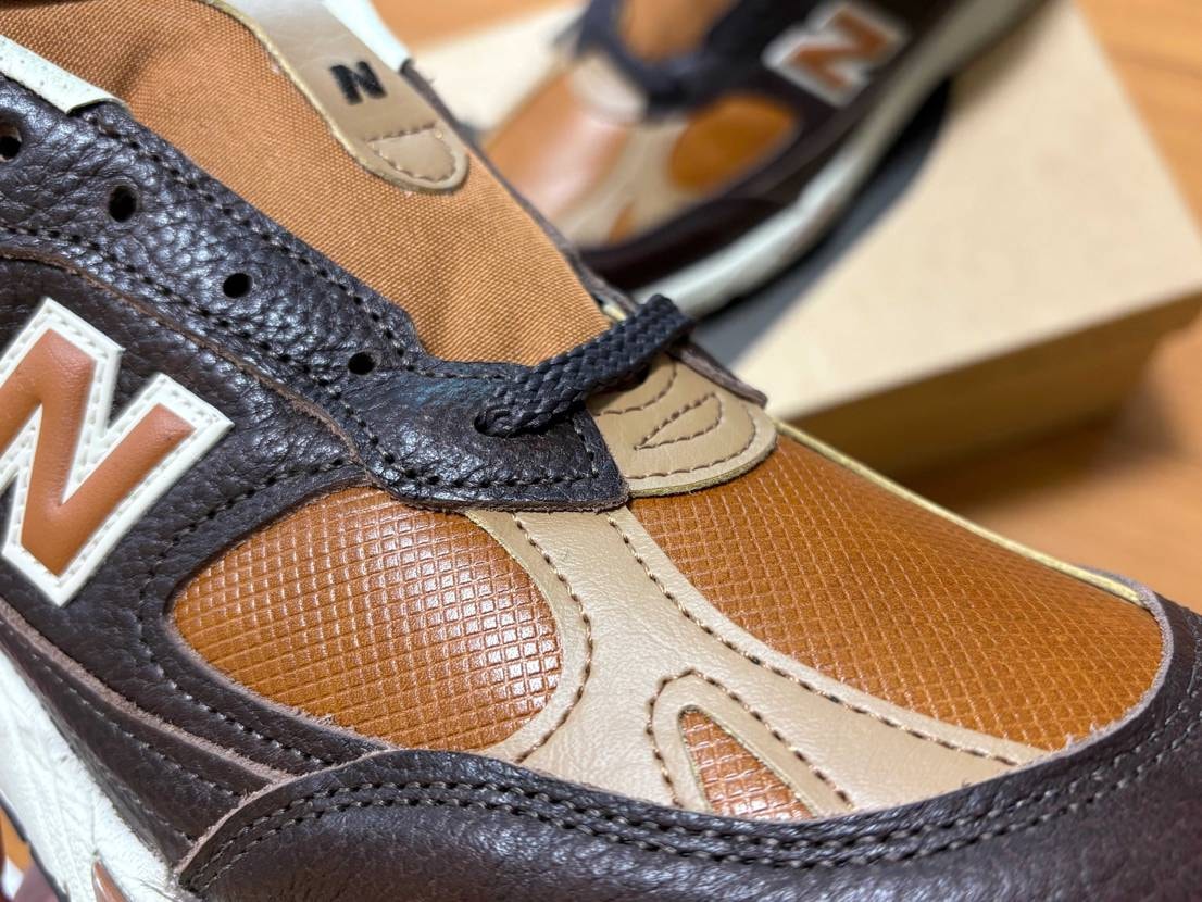 自然な艶と細かなシボ感が際立って、イタリアンレザーらしい上品