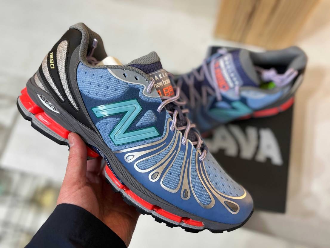 ブルーベースに見た目の情報量が多すぎる雰囲気ですが
マットな質感にギンギラギン