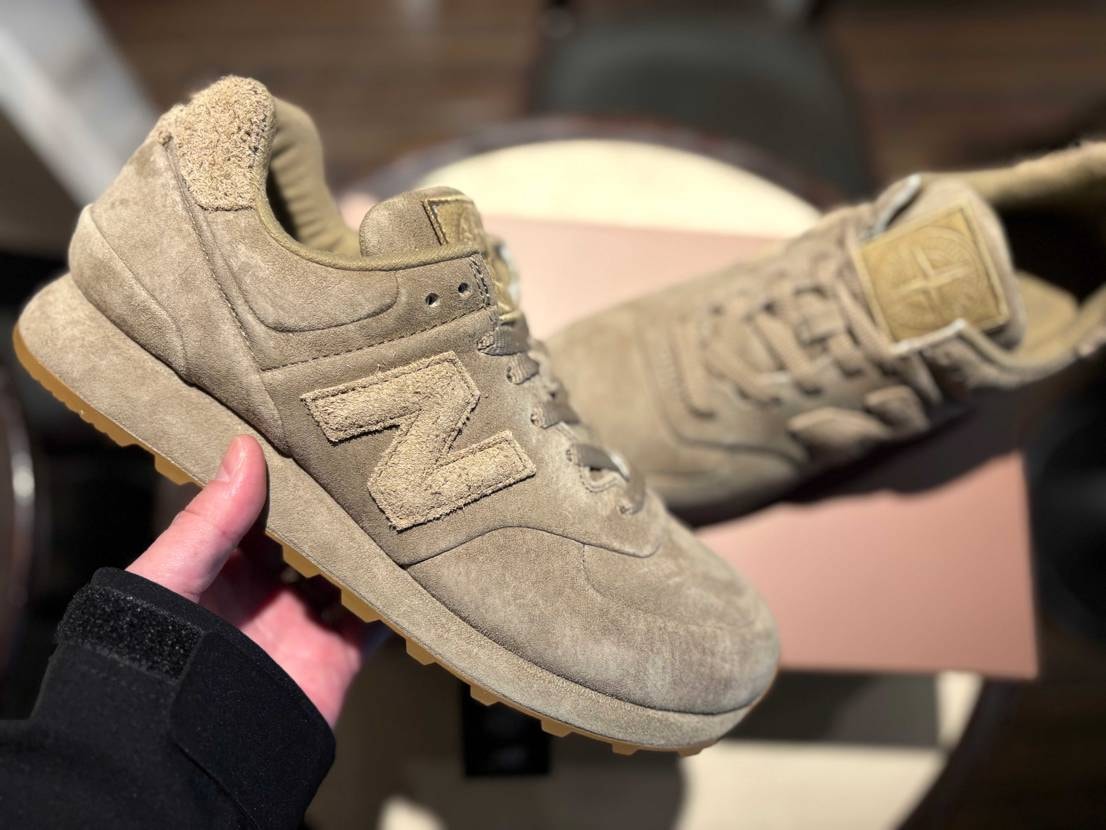 そこまで大勢が並んでいた印象はありませんでしたが、
並びに出遅れた為、ネイビー