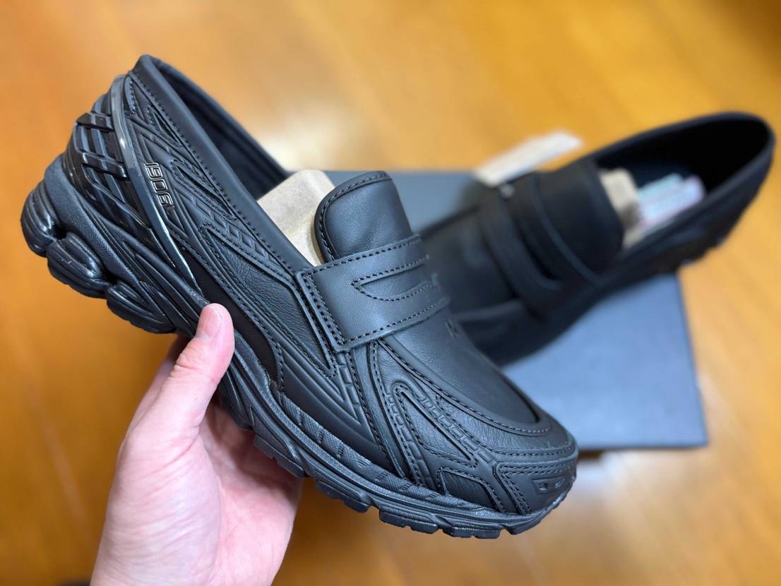 オンオフで履ける一番の王道ローファーはコレかな、と個人的な思います👺
メッシュ