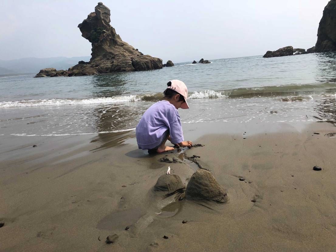 誰もいない海でストレス発散
砂の城(オッパイ城)作ったらケ