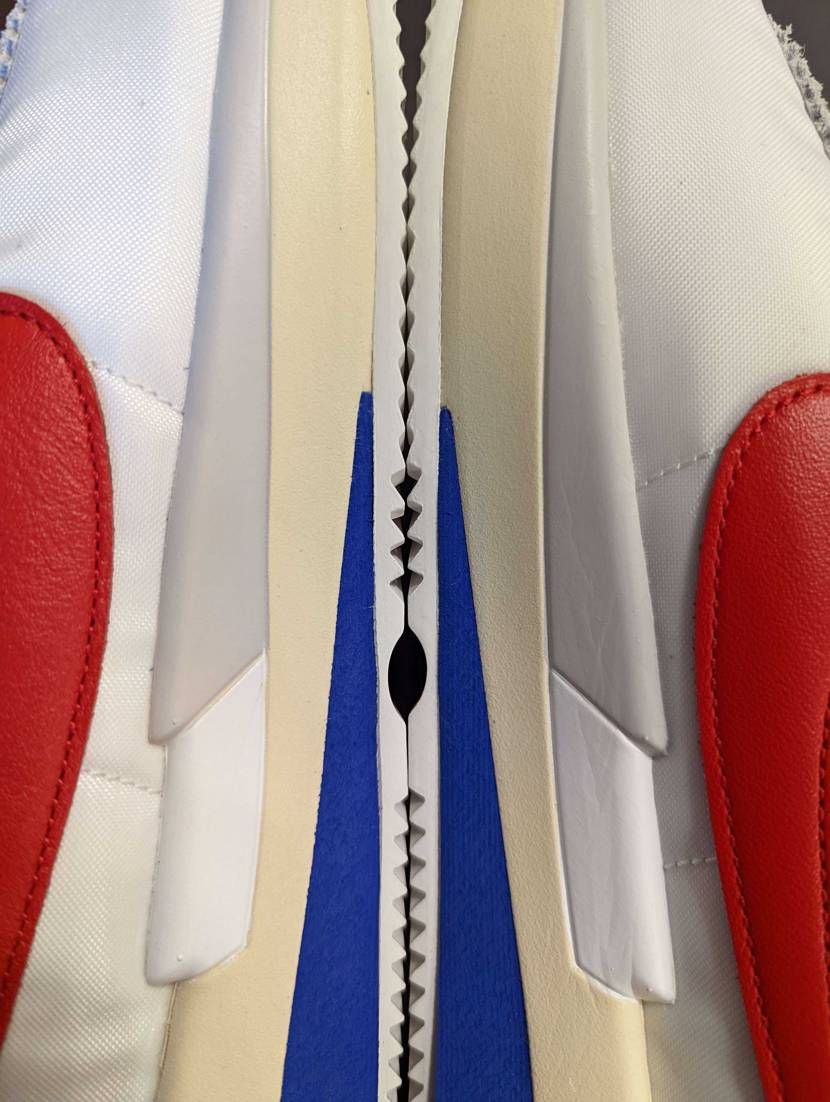 サカイ × ナイキ ズーム コルテッツ "ホワイト アンド ユニバーシティレッド