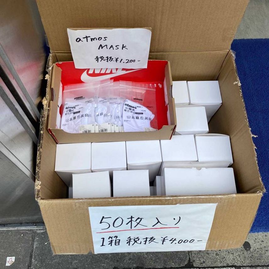 直接スニーカーに関わることではないですが…
atmosさんが店頭前で自社ブ