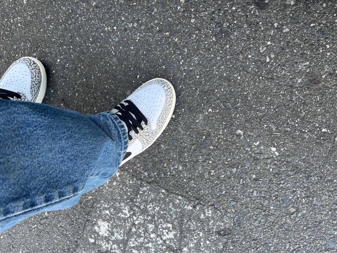 シューレースは白の方がいいのだろうか。
それとも黒の方が無難なのか。