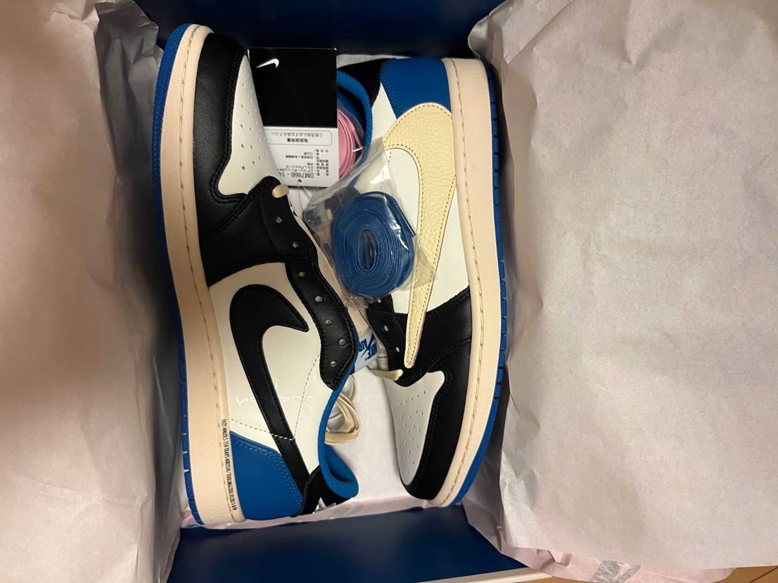 sneakers当選品、新品未使用、黒タグ付きです。
275,000で出品中で