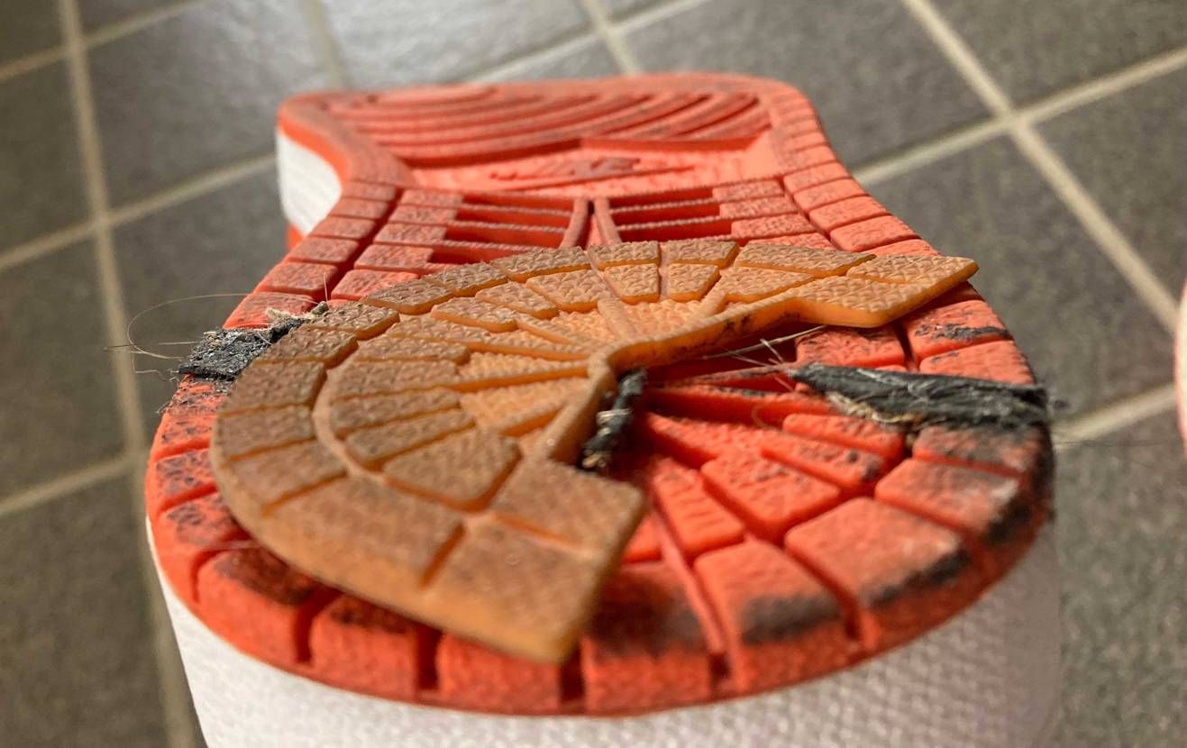 スターフィッシュ


・・色物のアウトソールって貼り付