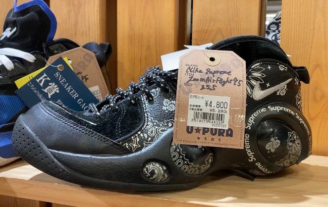 エアズームフライト


ズームすると踵がめっちゃすり減っている