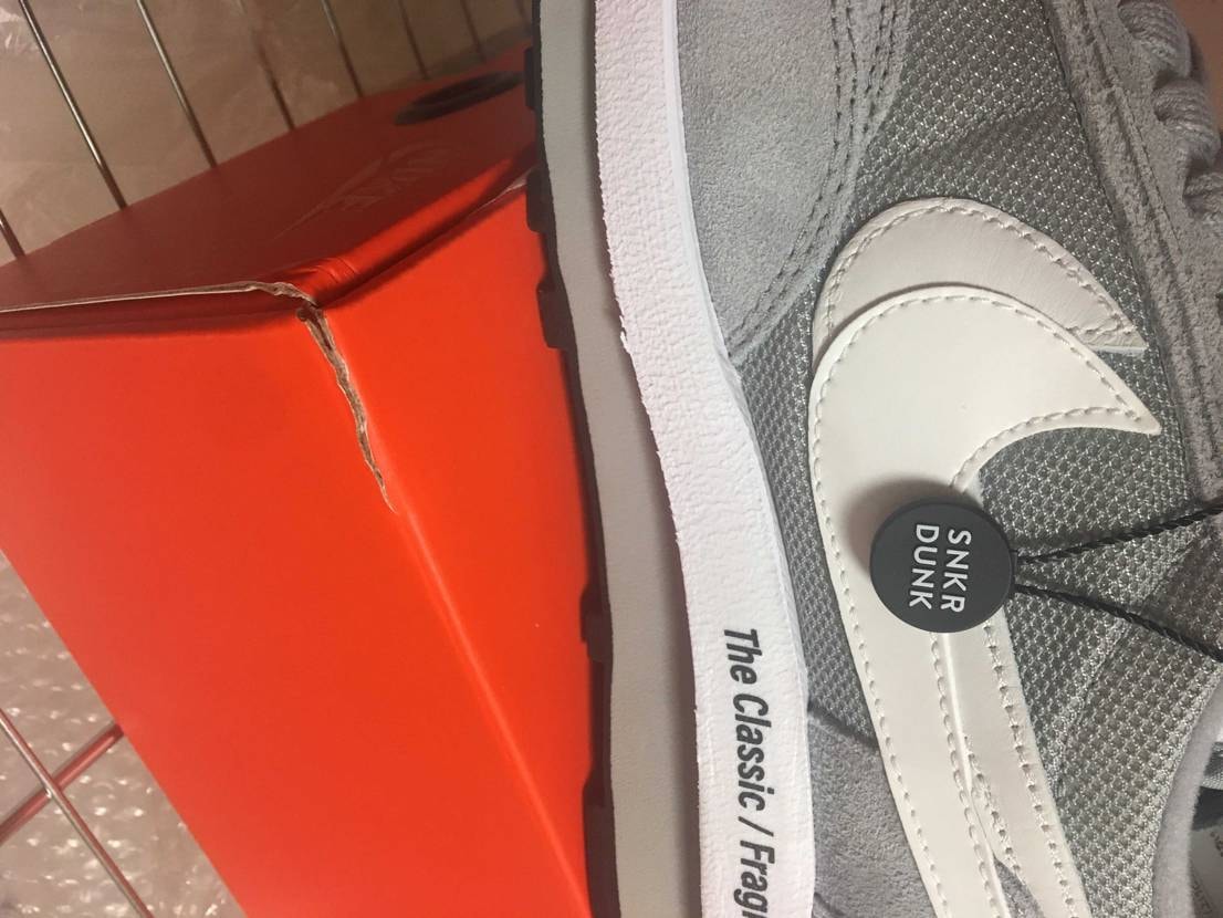 本日snkrdunkから届きました。ボックスのダメージがありますので、どうすれば