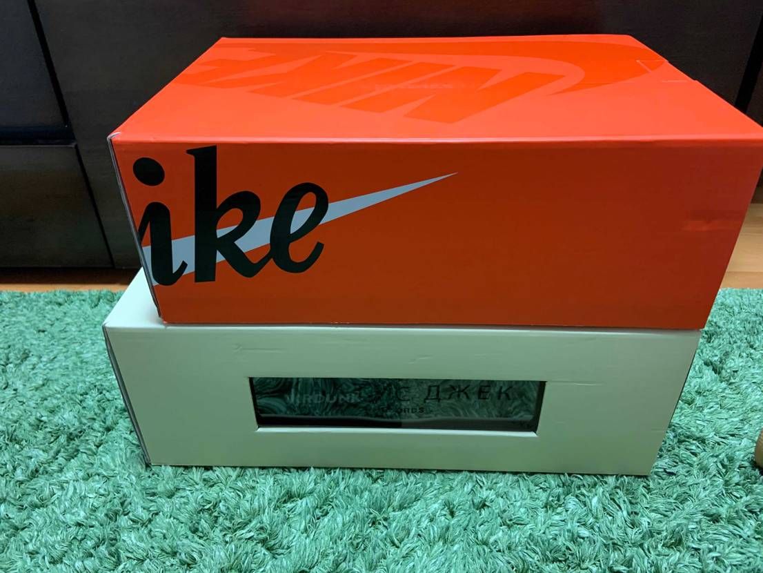 トラヴィススコットエアフォース1の箱は、他の箱より大きいですよね？？