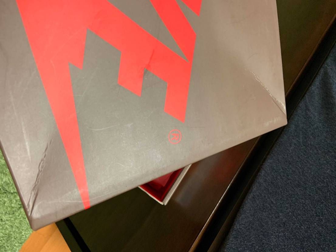 スニーカーダンクにて購入したら、このような箱の状態で届きました。
以前、自分が