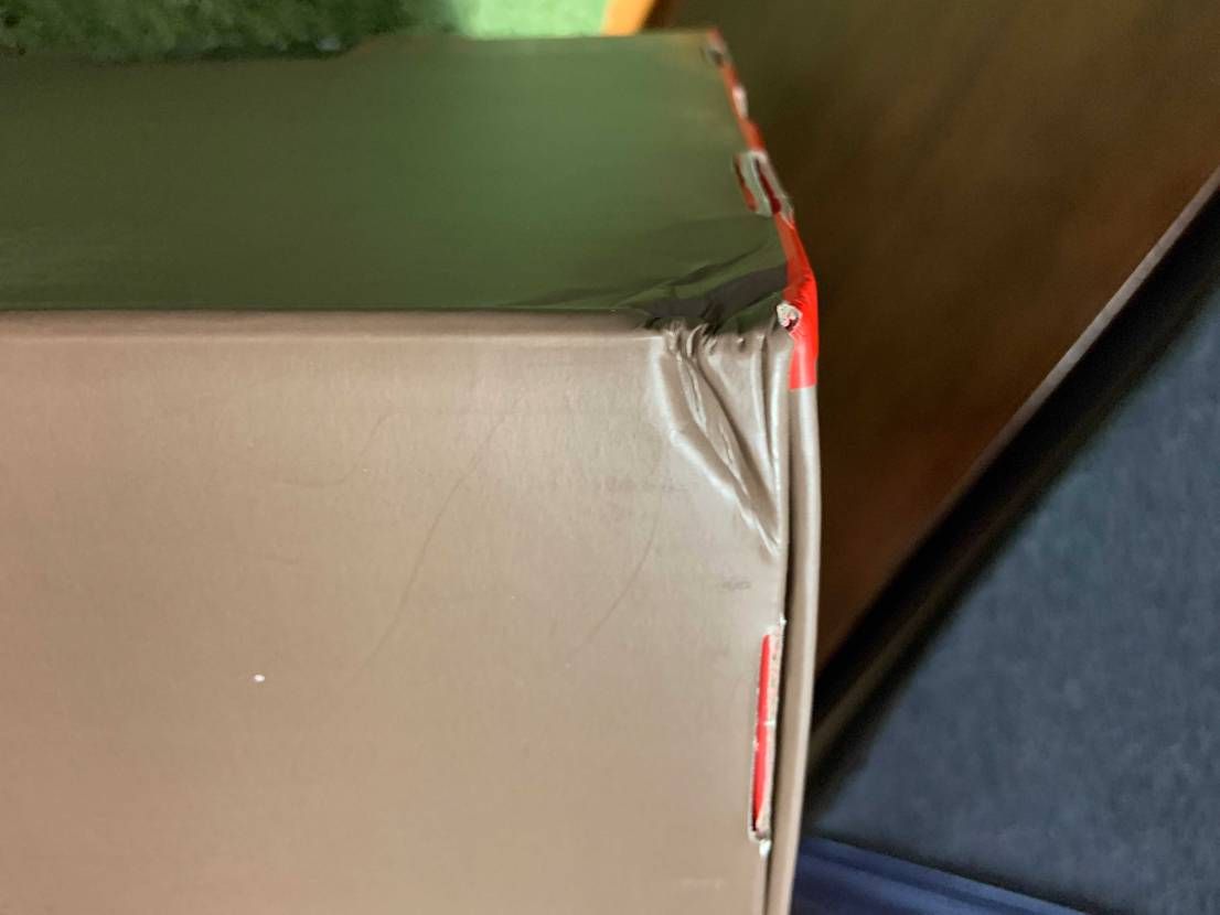 スニーカーダンクにて購入したら、このような箱の状態で届きまし