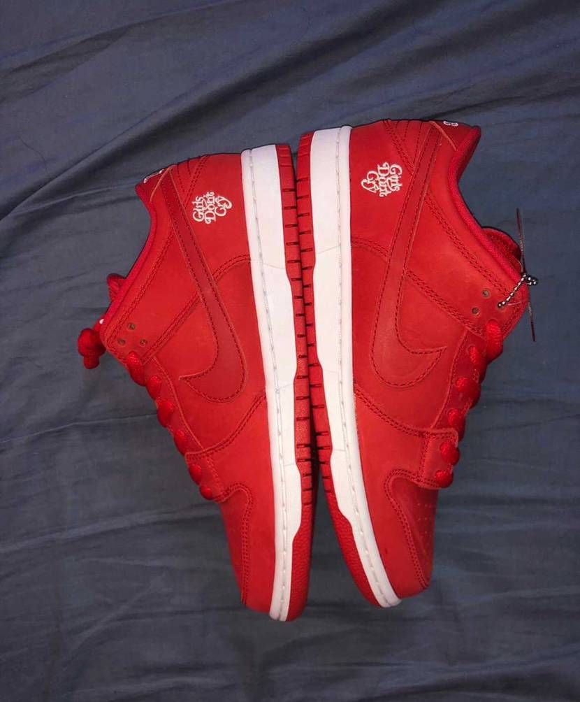 Nike dunk 老妹儿别哭～目前来说，是我比较喜欢的dunk之一。