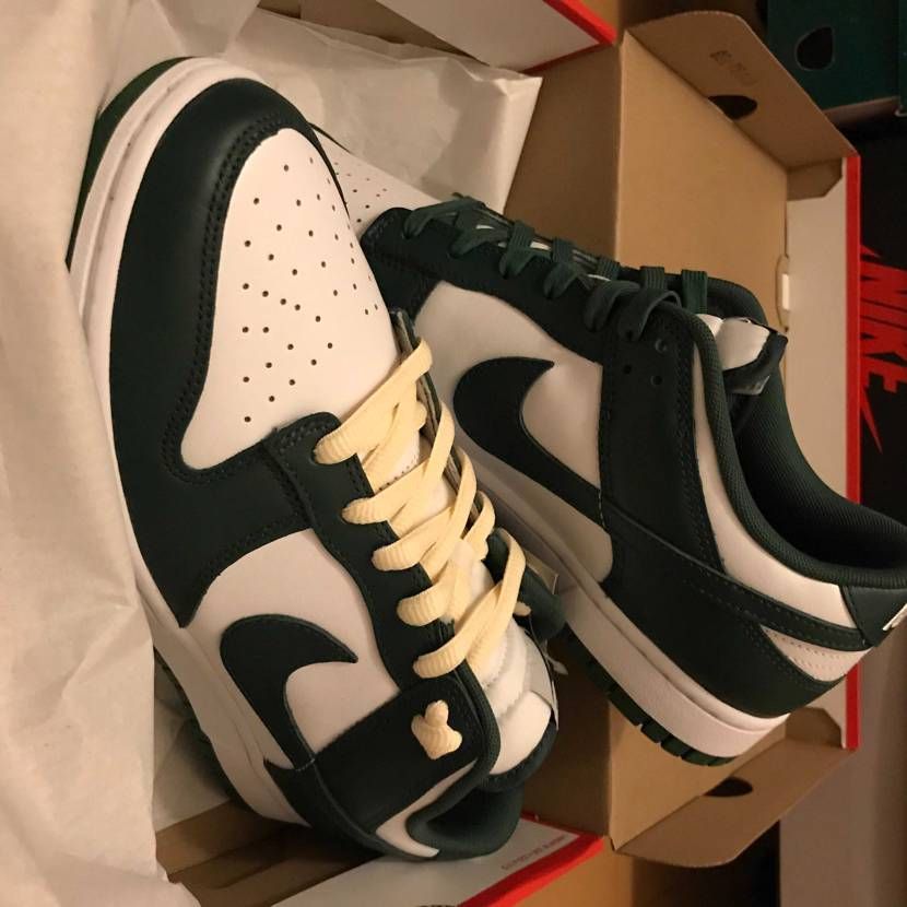 みんな紐変えてるからクリーム色に変えて見たけど、緑緑よりなんか良さそう