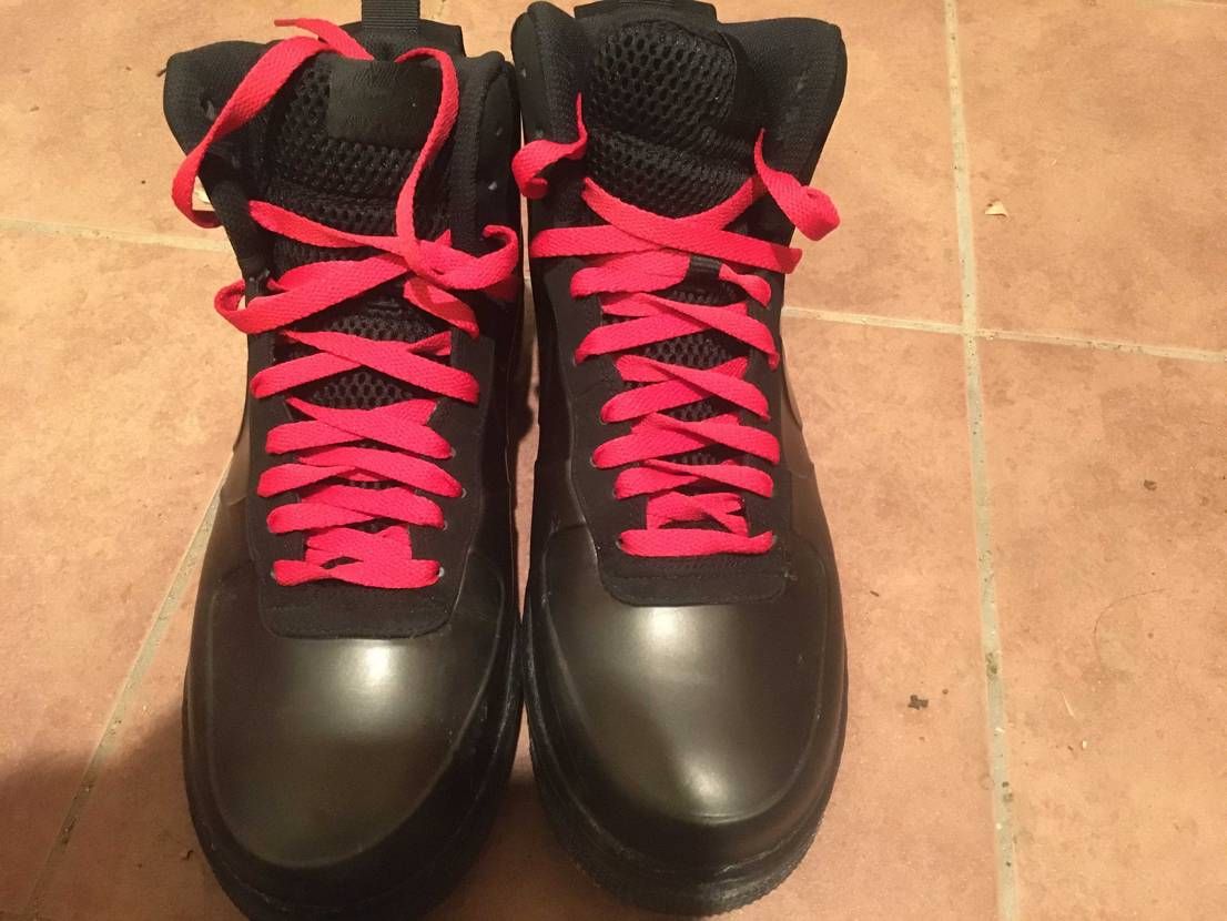 通勤シューズの靴紐を赤にしてみた。とても良い感じだ。仮面ライダーアマゾンみたいで