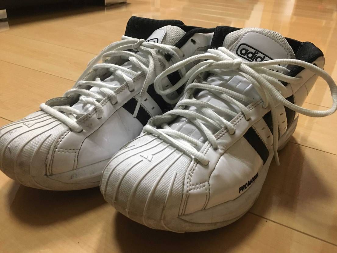 アディダスのプロモデルってやつ。古着屋さんで買ってから愛用してる。こんなん好き。