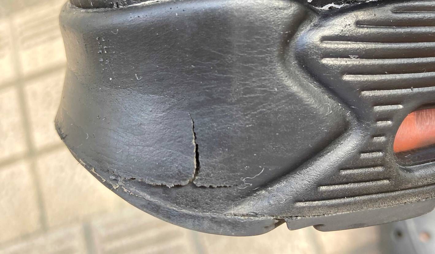 エアマックス90を洗っていたところヒールの部分が裂けていたのですが初めて買ったス