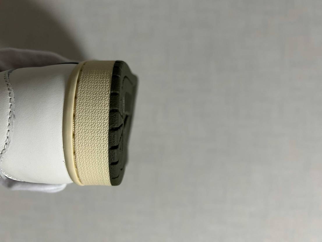 トラヴィスのリバースオリーブの当選品よくあけてみたんですけど右足のアウトソールだ
