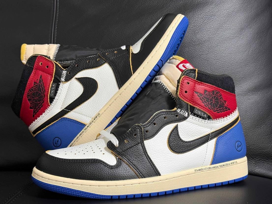 ずっと眺めてられる👁
AJ1ってシューレース通さず、このままが好きw