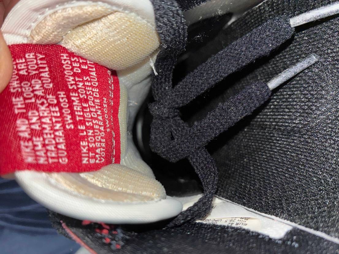 シュータン裏みたら既に黄ばみというのかスポンジの色が透けてるのか…履けば見えない