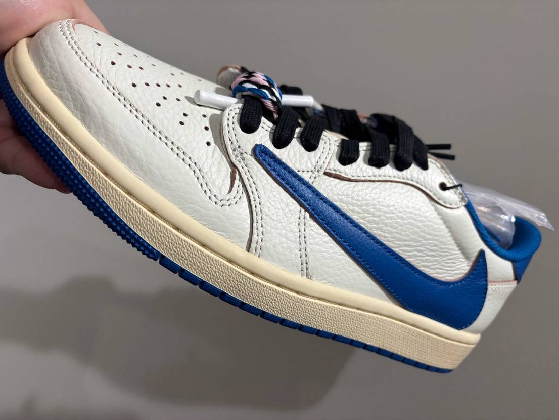 自称トラヴィスAJ1コレクターとして買わない選択肢は絶対ないであろうモデル！
