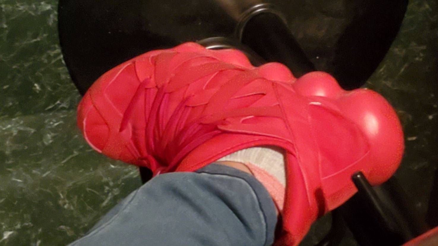 スニーカー好きな方々に、ご質問があります！この靴、なんの靴か