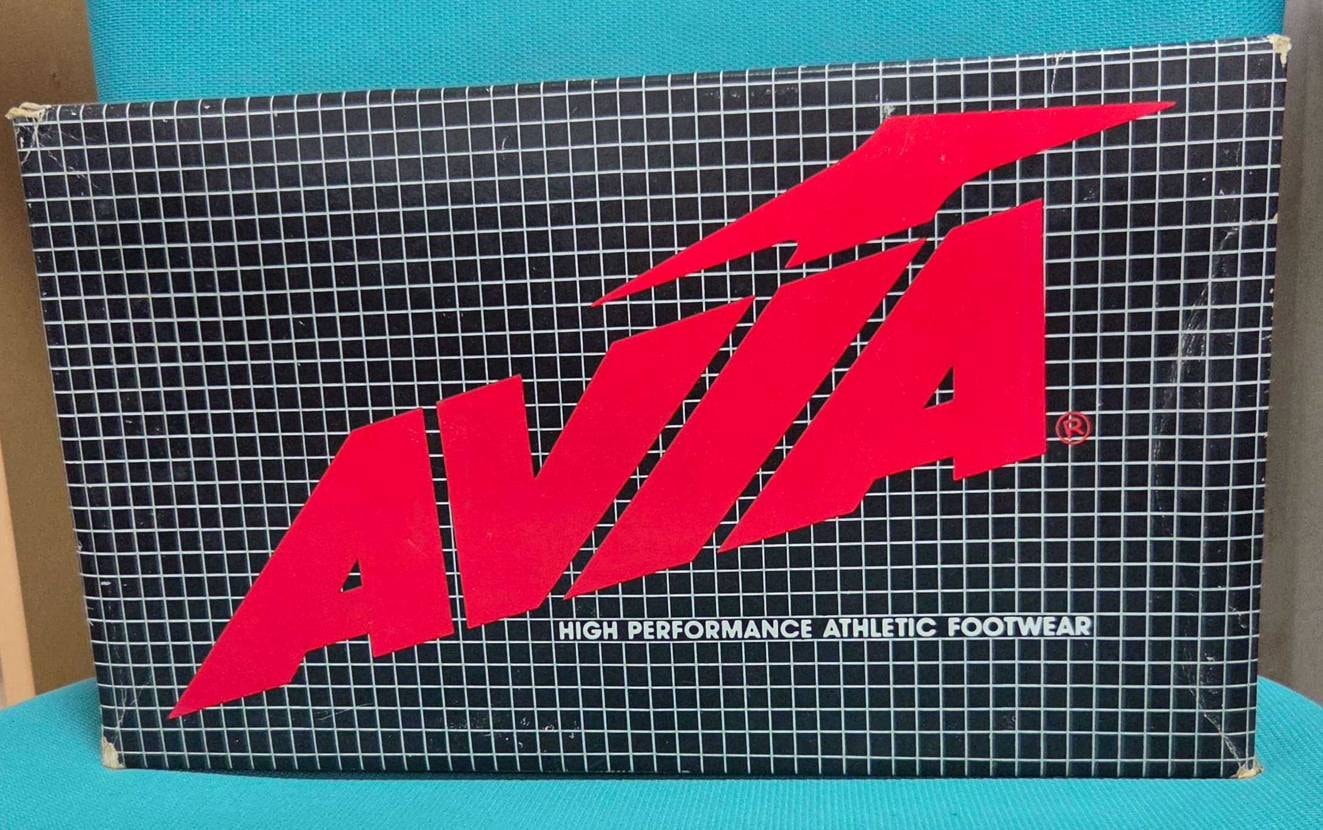 Avia 852届いた。
箱ラベルのサイズ表記がこれまで手に入れてきた800番