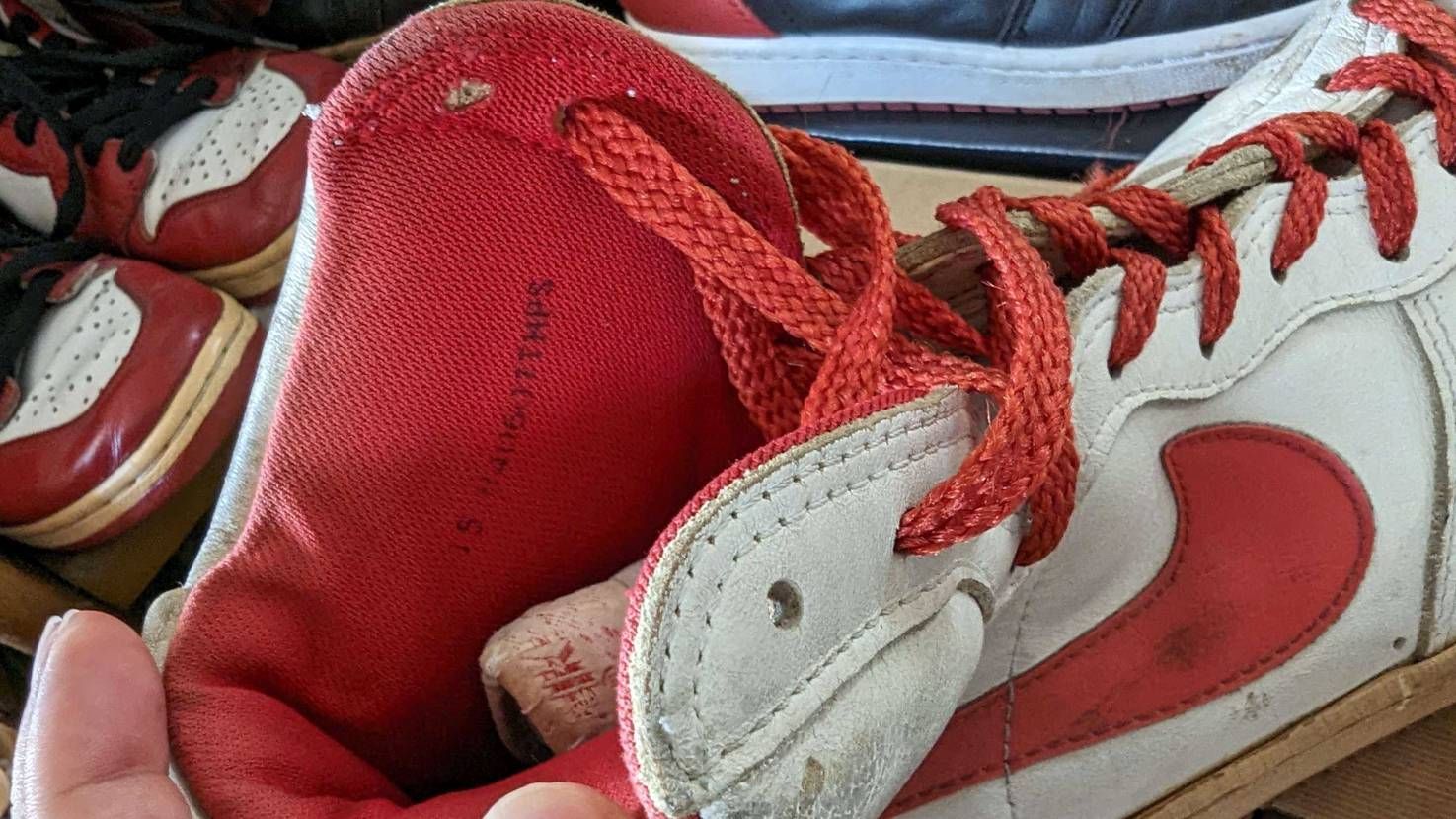 さっきの白赤Air Force 1とは違って、これは波型スティッチになったあとの