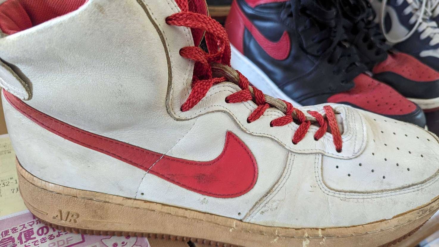 さっきの白赤Air Force 1とは違って、これは波型ステ