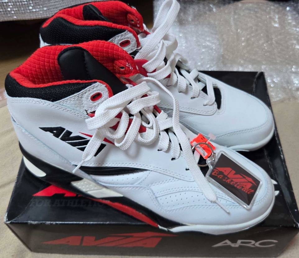 以前投稿していた品が届いた。
Avia 911
Aviaのバッシュは800番