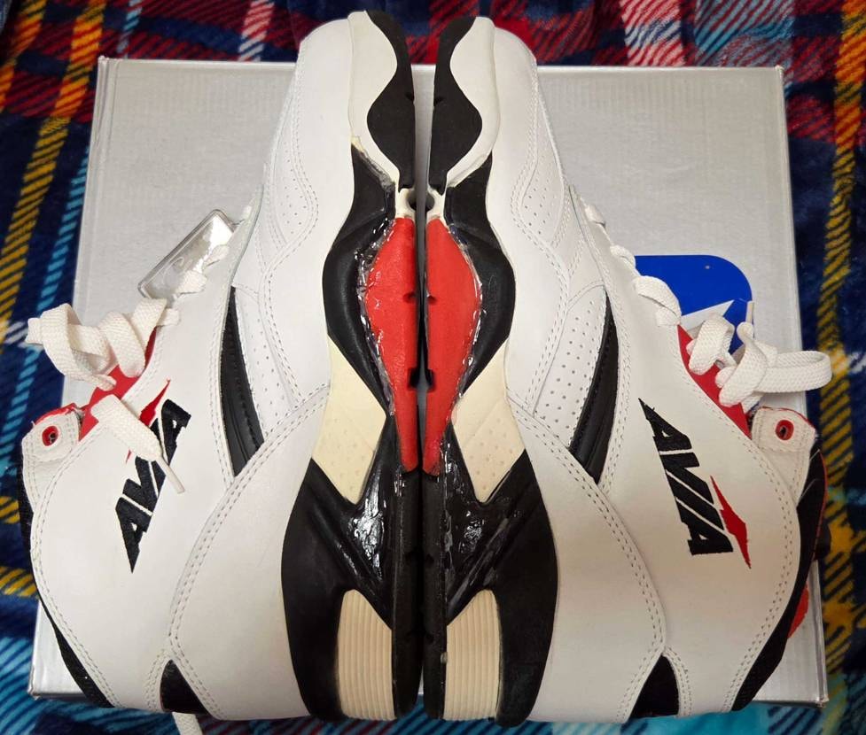 Avia 911の為に、シューグー追加購入。
ミッドソールの危ないところに塗り